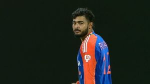 IND vs SL: వికెట్ తీసిన అనందంలో బ్యాటర్‌ను తిట్టిన రియాన్ పరాగ్! (వీడియో)