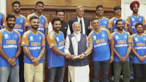 టీమిండియాతో ప్రధాని మోదీ సరదా సరదాగా! (Video)