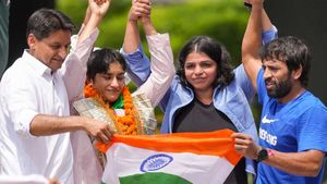 చిక్కుల్లో బజరంగ్ పూనియా.. భారత జెండాను తొక్కిన వెటరన్ రెజ్లర్!(వీడియో)