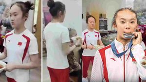 హోటల్ సర్వర్‌గా ఒలింపిక్ మెడలిస్ట్!(వీడియో)