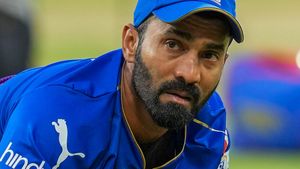 మళ్లీ బ్యాట్ పట్టనున్న ఆర్సీబీ మాజీ స్టార్- `రాయల్`లో గ్రాండ్‌ రీఎంట్రీ