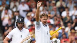 చరిత్ర సృష్టించిన జో రూట్.. ద్రవిడ్ రికార్డు బద్దలు