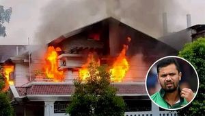 షాక్: కోల్‌కత నైట్‌‌రైడర్స్ మాజీ ఆల్‌రౌండర్ ఇళ్లు తగులబెట్టారు