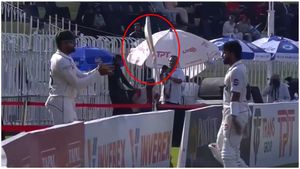 PAK vs BAN: బాబర్ ఆజామ్‌ మీదకు బ్యాట్ విసిరేసిన మహమ్మద్ రిజ్వాన్..! (వీడియో)