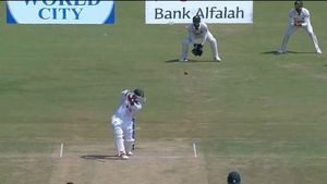 PAK vs BAN:వారెవ్వా రిజ్వాన్.. వాటే క్యాచ్! (వీడియో)