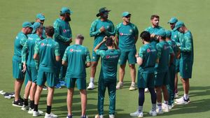 PAK vs BAN: దారుణం.. మైదాన సిబ్బందిగా మారిన పాక్ ఆటగాళ్లు!