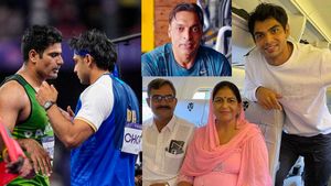 అమ్మ ప్రేమ అంటే అట్లుంటది మరి! నీరజ్ చోప్రా తల్లిని కొనియాడిన షోయబ్ అక్తర్!