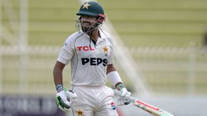 PAK vs BAN: మళ్లీ విఫలమైన బాబర్ ఆజామ్.. ఓటమి దిశగా పాకిస్థాన్! (వీడియో)