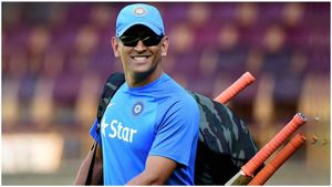 నాన్‌ వెజ్ తినడానికి కూడా ధోనీ సిగ్గు పడేవాడు: టీమిండియా మాజీ క్రికెటర్