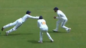 Duleep Trophy 2024: ధ్రువ్ జురెల్ కళ్లు చెదిరే క్యాచ్.. అచ్చం ధోనీలానే..! (వీడియో)