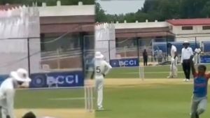 Duleep Trophy 2024: అనంతపురంలో భద్రతా లోపం.. మైదానంలోకి దూసుకొచ్చిన అభిమాని!