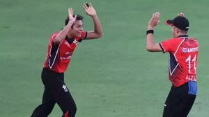 టీ20ల్లో సంచలనం.. నాలుగు ఓవర్లకు 4 మెయిడిన్!