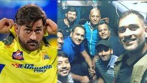 నేను ఒక్కడినే ప్రత్యేకమా? ఫ్లైట్ టికెట్ వద్దని రైలులో ప్రయాణించిన ధోనీ!