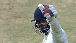 Duleep Trophy: పంత్ విధ్వంసం..టెస్టులో టీ20 ఇన్నింగ్స్ (Video)