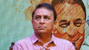 ఆ టీమిండియా పేసర్‌తో స్టీవ్ స్మిత్‌కు దబిడి దిబిడే: సునీల్ గవాస్కర్