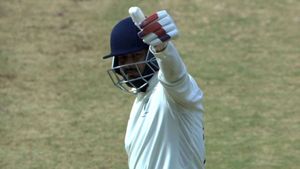 పంత్.. ఎంతకు తెగించా‌వ్రా! ప్రత్యర్థి ప్లాన్స్ వింటూ దొరికేశాడు (Video)