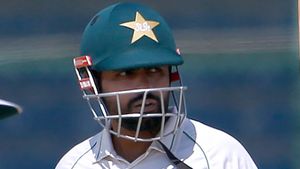 PAK vs ENG: కుర్రాడి దెబ్బకు పీకల్లోతు కష్టాల్లో బాబర్ అజామ్!