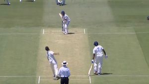 IND vs AUS: నిప్పులు చెరిగిన భారత బౌలర్లు.. పోరాడుతున్న ఆస్ట్రేలియా!