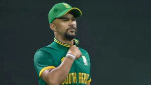 IRE vs SA: ఫీల్డర్‌గా బరిలోకి దిగిన సౌతాఫ్రికా కోచ్ (Video)