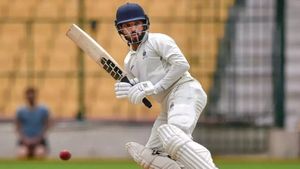 ఆర్‌సీబీ బ్యాటర్ సంచలన బ్యాటింగ్.. 68 బంతుల్లోనే శతకం!