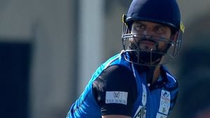 సురేశ్ రైనా విధ్వంసం.. షకీబ్ అల్ హసన్‌ను చితక్కొట్టిన చిన్న తలా!(వీడియో)