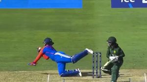 IND vs PAK: రిచా ఘోష్ సింగిల్ హ్యాండ్ క్యాచ్.. బిత్తరపోయిన పాక్ బ్యాటర్! (వీడియో)