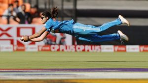 IND vs NZ: గ్రేటెస్ట్ క్యాచ్ ఎవర్... గాల్లోకి డైవ్ చేస్తూ స్టన్నింగ్ క్యాచ్ (Video)