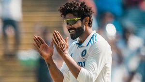 IND vs NZ: ధోనీ తరహాలో నో లుక్ రనౌట్..!(వీడియో)