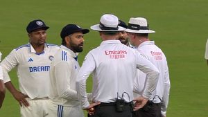 IND vs NZ: అంపైర్లతో రోహిత్ శర్మ వాగ్వాదం..! (వీడియో)