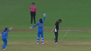 IND vs NZ: కొంపముంచిన న్యూజిలాండ్ బ్యాటర్ బద్దకం!(వీడియో)