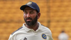 IND vs AUS: పాపం పుజారా.. ఇక చేసేదేమి లేక