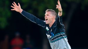 మూడు బంతులకు 3 వికెట్లు(వీడియో)