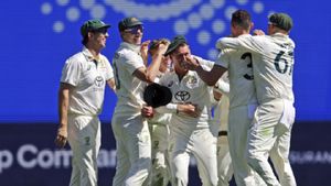 IND vs AUS: చరిత్ర సృష్టించిన ఆస్ట్రేలియా బౌలర్లు!