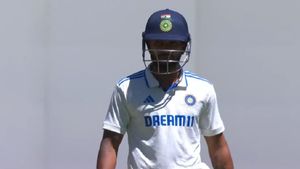 IND vs AUS: తెలుగోడి సిక్సర్.. పోలా అదిరిపోలా!(వీడియో)