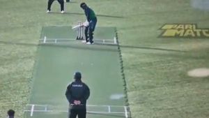 పాక్ బ్యాటర్ విధ్వంసం.. 8 బంతుల్లో 8 సిక్స్‌లు.!(వీడియో)