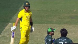 AUS vs PAK: ఒరెయ్ రిజ్వాన్..ఇంత వెధవ్వేంట్రా! ప్రత్యర్థిని అడిగి రివ్యూకి వెళ్తారా? (Video)