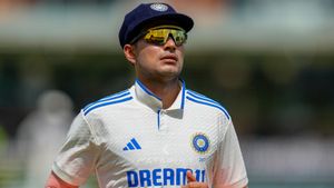 IND Vs AUS: రెండో టెస్ట్ కు కూడా దూరం కానున్న శుభ మన్ గిల్..!