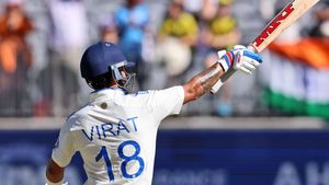 IND vs AUS: శతకవీరుడిగా కోహ్లి నయా చరిత్ర .. సచిన్ ఆల్‌టైమ్ రికార్డు బ్రేక్!