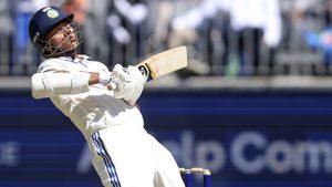 IND vs AUS: స్టార్క్.. మరీ ఇంత స్లోగా వేస్తే ఎలా: జైస్వాల్ (Video)