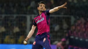 జాక్‌పాట్ కొట్టిన బౌలర్.. !!