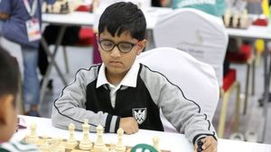 చరిత్ర సృష్టించిన 9 ఏళ్ల బాలుడు.. గ్రాండ్‌మాస్టర్‌ను ఓడించి!