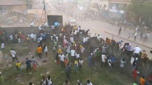 ఫుట్‌బాల్ మ్యాచ్‌లో మారణహోమం.. 100 మందికి పైగా మృతి (Video)