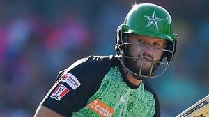 ఐపీఎల్‌లో అన్‌సోల్డ్.. ఒకే ఓవర్‌లో 6 ఫోర్లు! (వీడియో)