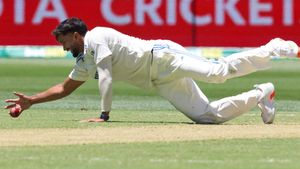 IND vs AUS: తెలుగోడి క్యాచ్.. పోలా అదిరిపోలా! (వీడియో)