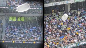 IND vs AUS: మైదానంలోకి కండోమ్ బెలూన్.. మెల్‌బోర్న్‌లో కలకలం! (వీడియో)