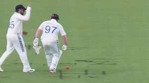 IND vs PM XI: ఈజీ క్యాచ్ వదిలేసిన సర్ఫరాజ్ ఖాన్.. చేయి చేసుకున్న రోహిత్ శర్మ!(వీడియో)