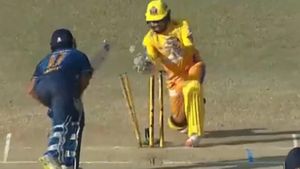 ఇదెక్కడి స్టంపౌట్ రా అయ్యా.. బ్యాటర్ దిమ్మతిరిగింది!(వీడియో)