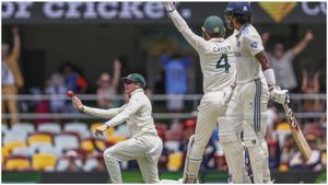 IND vs AUS: స్మిత్ సింగిల్ హ్యాండ్ క్యాచ్.. బిత్తరపోయిన కేఎల్ రాహుల్!(వీడియో)