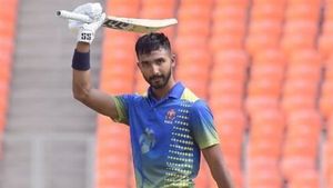 సెంచరీతో చెలరేగిన ఆర్‌సీబీ బ్యాటర్..!