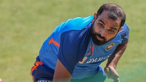 షమీని ఊరిస్తోన్న వరల్డ్ రికార్డ్!.. ఒక్క దెబ్బకు రెండు పిట్టలు!!